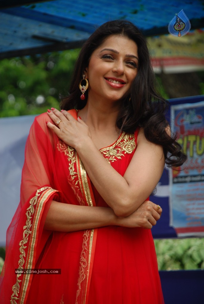 Bhoomika Chawla New Stills - 48 / 54 photos