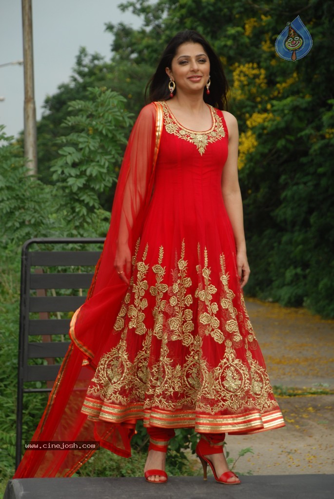 Bhoomika Chawla New Stills - 49 / 54 photos