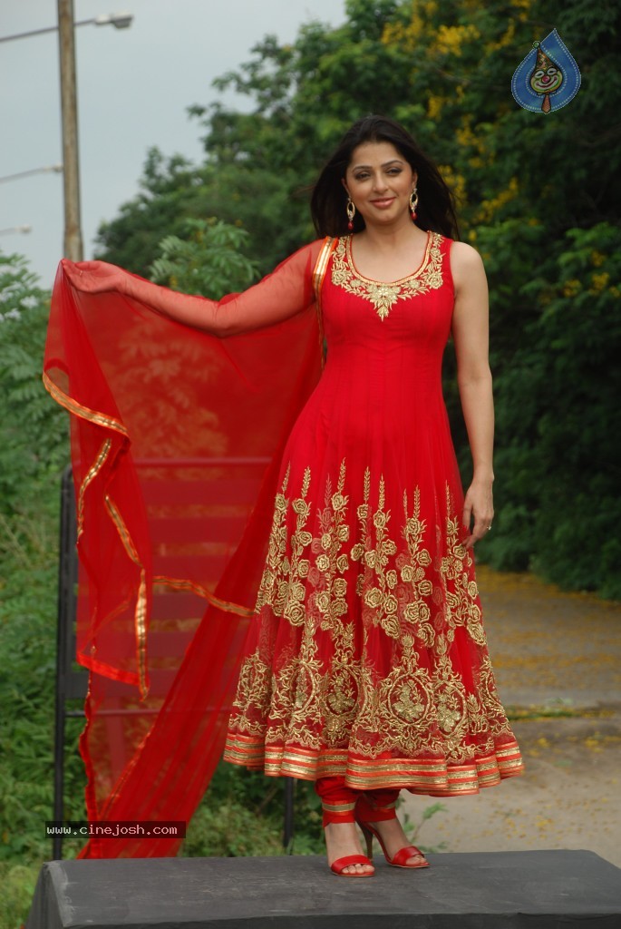 Bhoomika Chawla New Stills - 53 / 54 photos