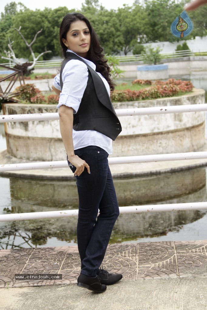Bhumika Chawla New Stills - 17 / 41 photos