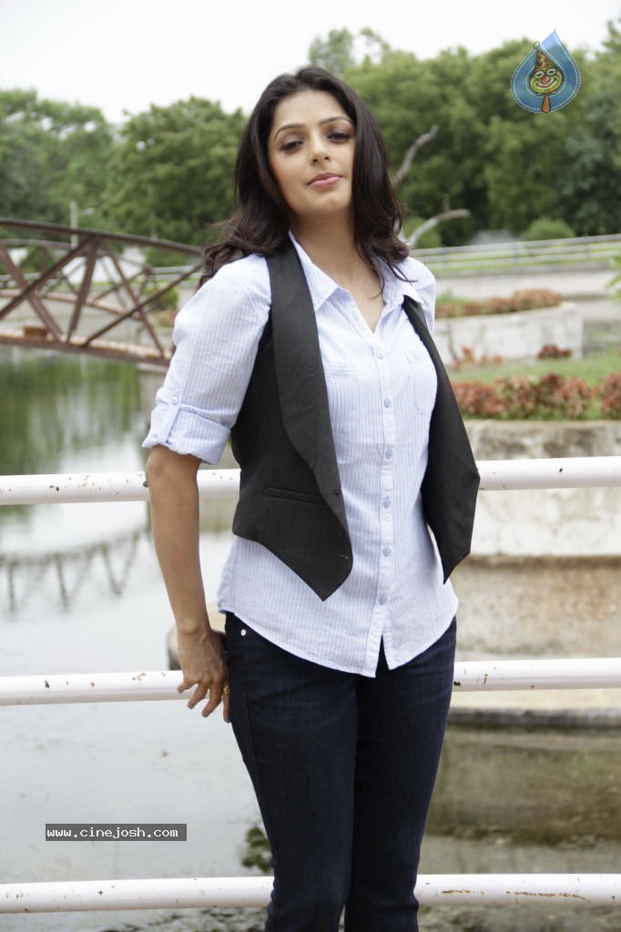 Bhumika Chawla New Stills - 18 / 41 photos