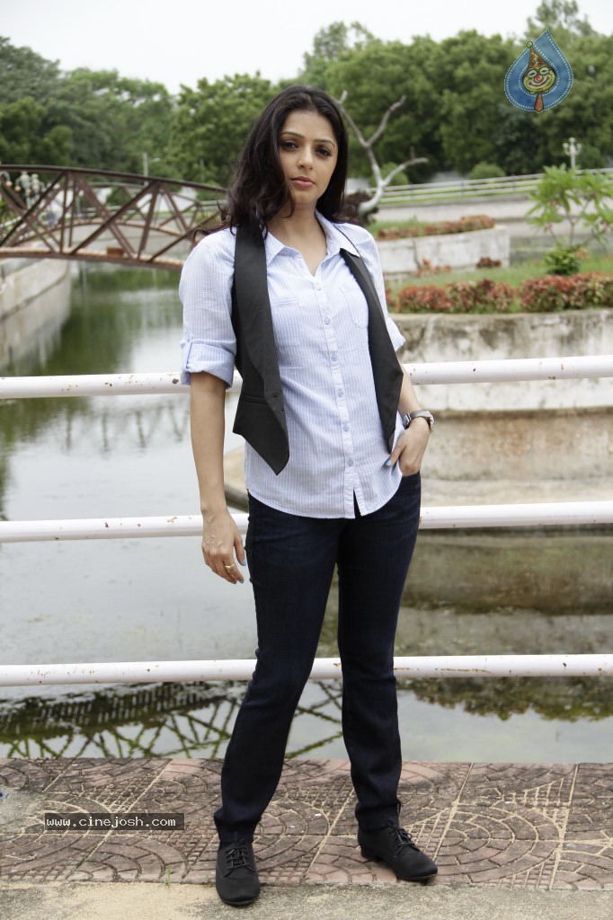 Bhumika Chawla New Stills - 30 / 41 photos