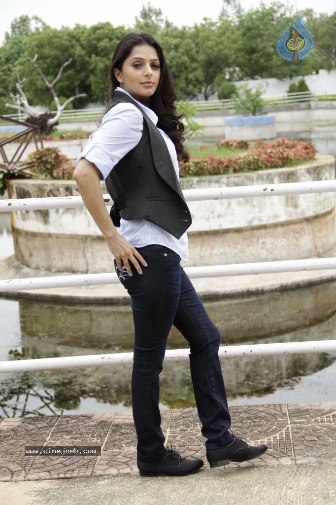 Bhumika Chawla New Stills - 40 / 41 photos