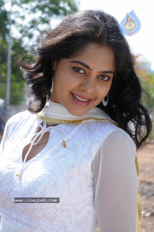 Bindu Madhavi - Prati Roju Movie - 15 / 57 photos