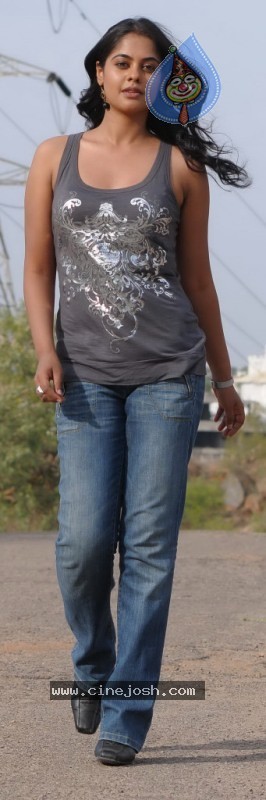 Bindu Madhavi - Prati Roju Movie - 17 / 57 photos