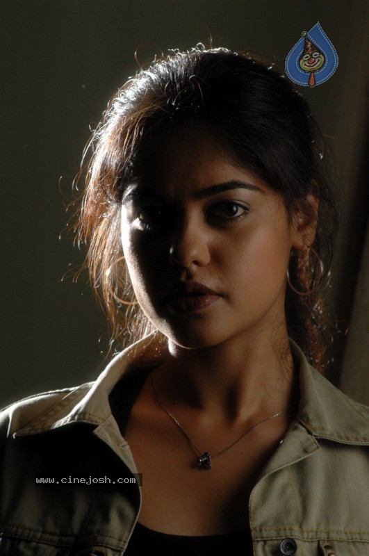 Bindu Madhavi - Prati Roju Movie - 24 / 57 photos