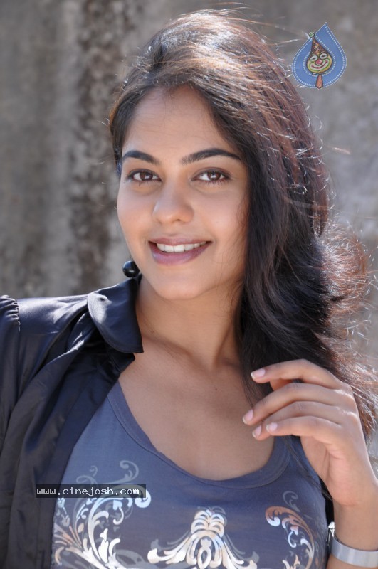 Bindu Madhavi - Prati Roju Movie - 25 / 57 photos