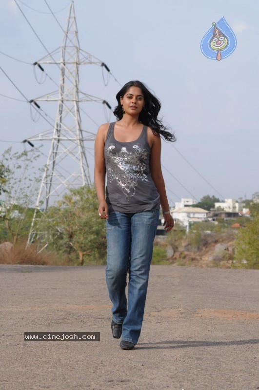 Bindu Madhavi - Prati Roju Movie - 29 / 57 photos