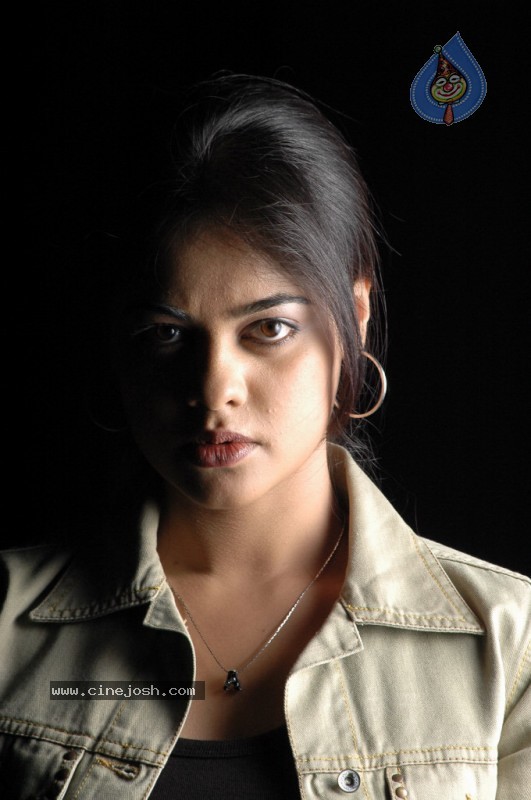 Bindu Madhavi - Prati Roju Movie - 36 / 57 photos