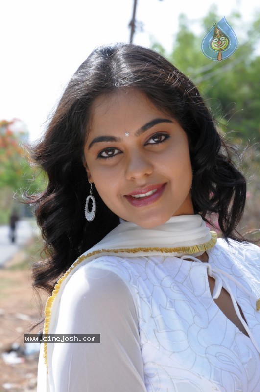 Bindu Madhavi - Prati Roju Movie - 45 / 57 photos