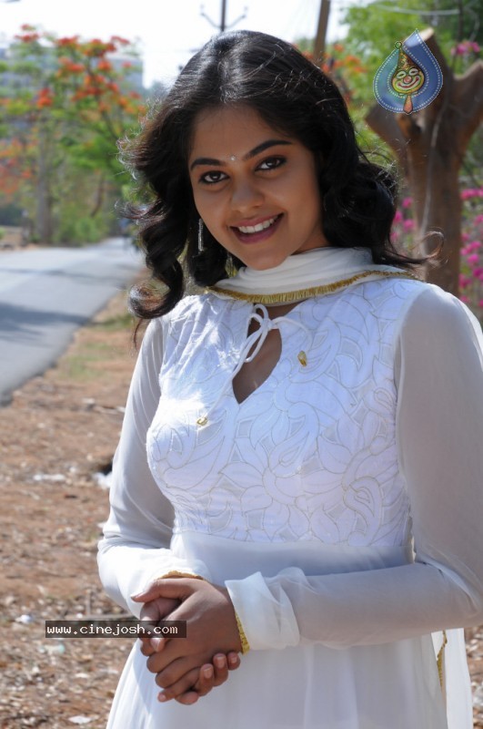 Bindu Madhavi - Prati Roju Movie - 50 / 57 photos