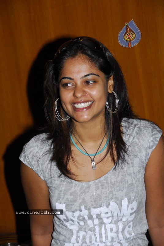 Bindu Madhavi Gallery - 6 / 17 photos