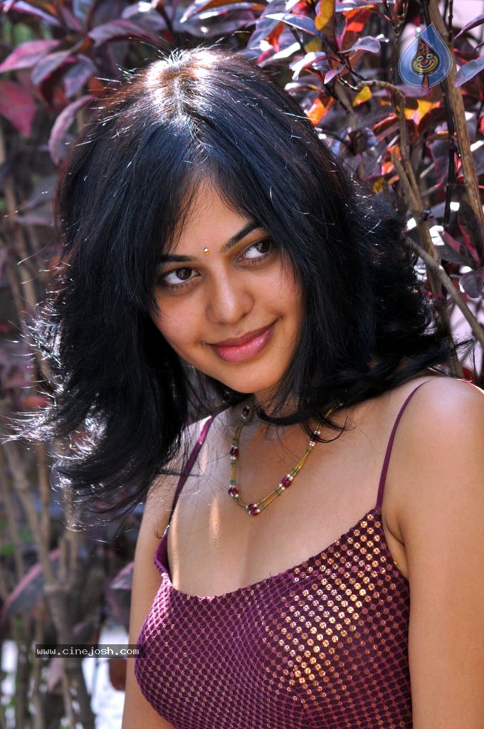 Bindu Madhavi Stills - 26 / 78 photos