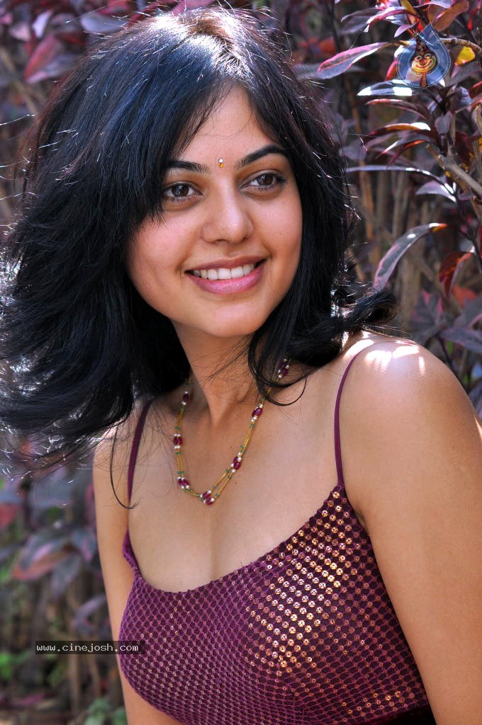 Bindu Madhavi Stills - 28 / 78 photos