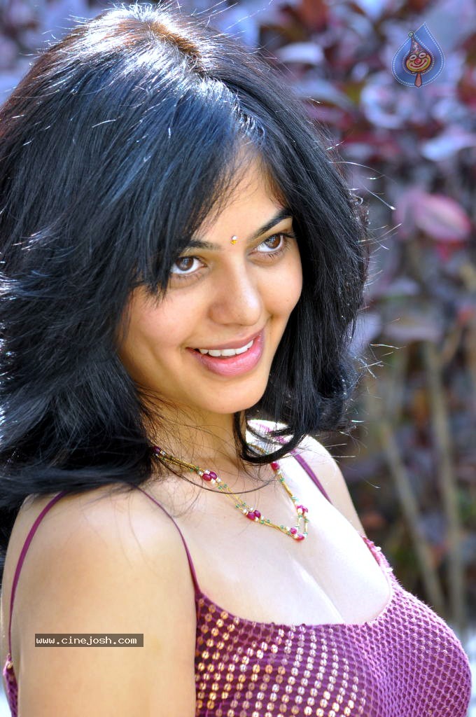 Bindu Madhavi Stills - 30 / 78 photos