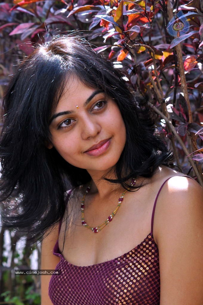 Bindu Madhavi Stills - 41 / 78 photos