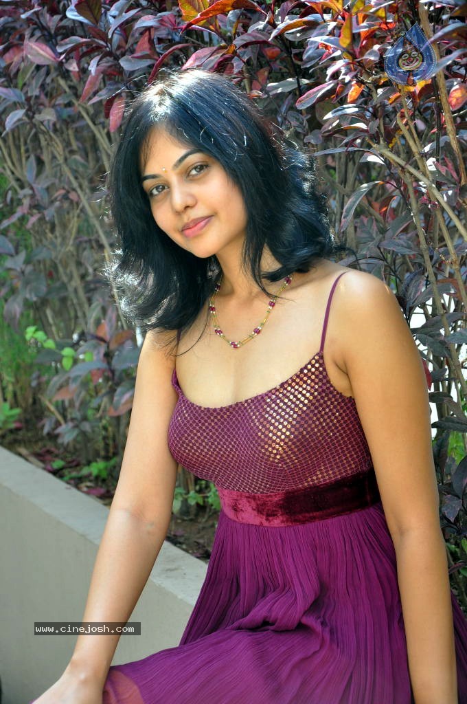 Bindu Madhavi Stills - 54 / 78 photos