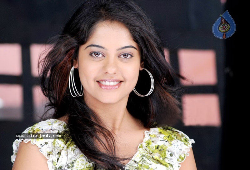 Bindu Madhavi New Stills - 8 / 11 photos