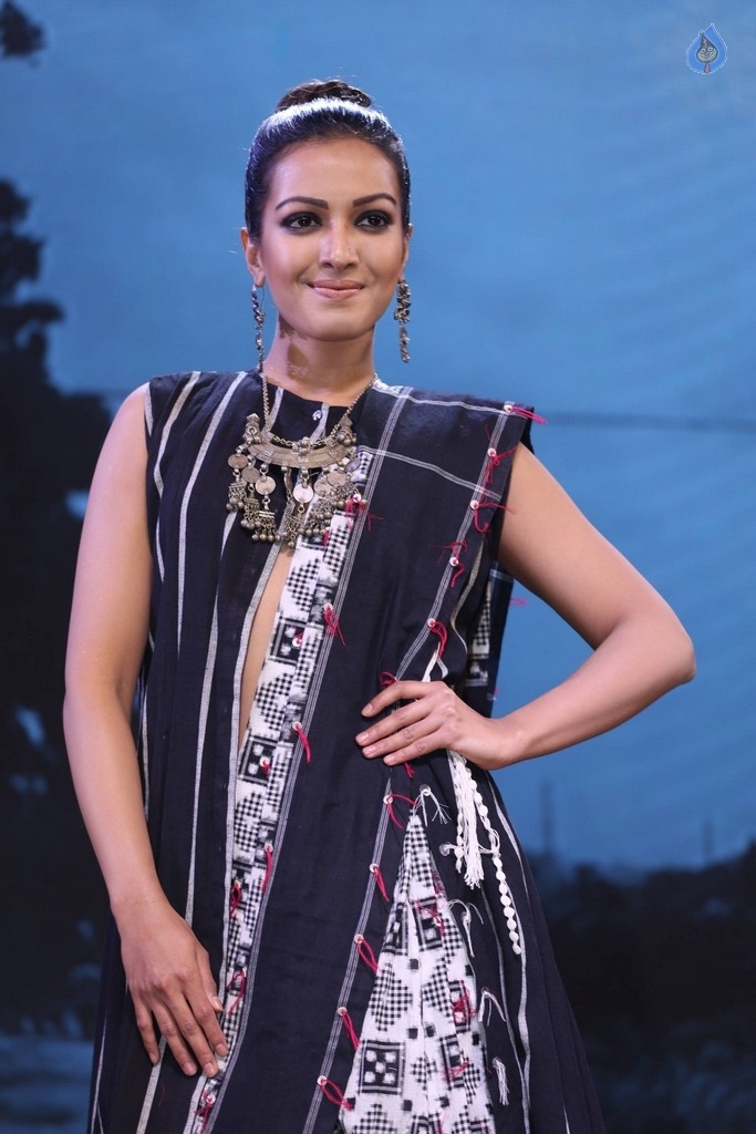 Catherine Tresa at Woven 2017 Fashion Show - 17 / 28 photos