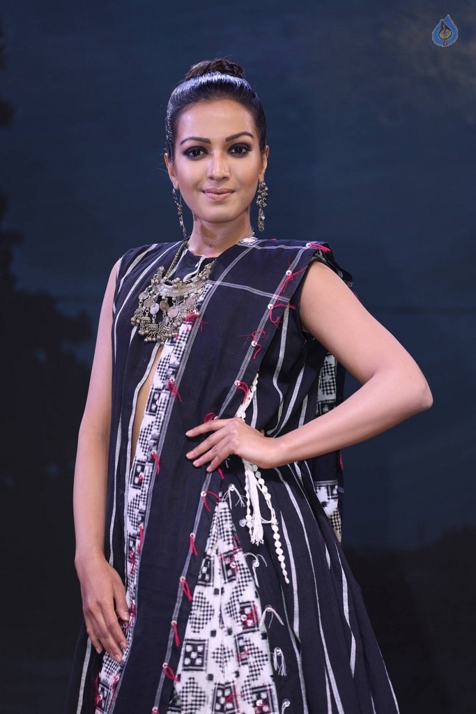 Catherine Tresa at Woven 2017 Fashion Show - 23 / 28 photos