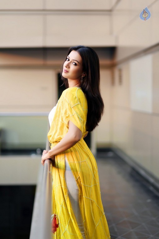 Catherine Tresa Latest Photo Shoot - 33 / 62 photos