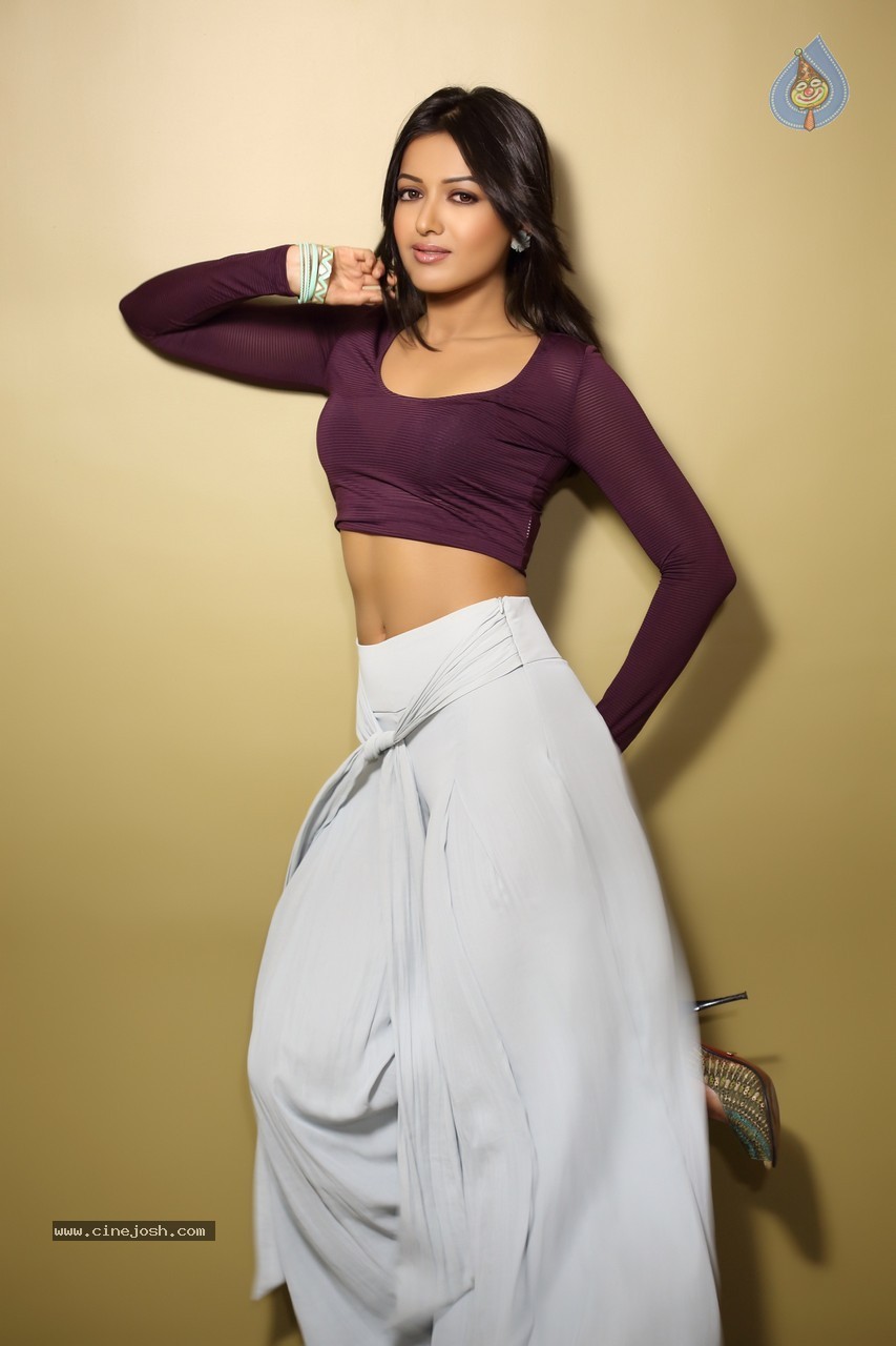 Catherine Tresa Latest Pics - 5 / 14 photos
