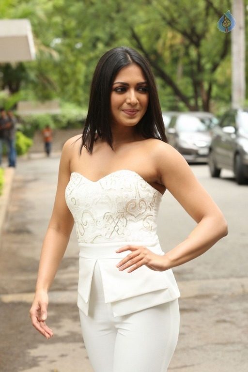 Catherine Tresa Latest Pics - 14 / 15 photos