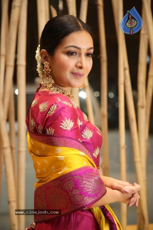 Catherine Tresa New Gallery - 13 / 21 photos