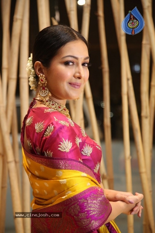 Catherine Tresa New Gallery - 14 / 21 photos