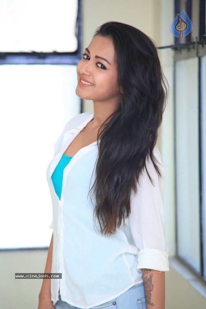Catherine Tresa New Pics - 52 / 127 photos