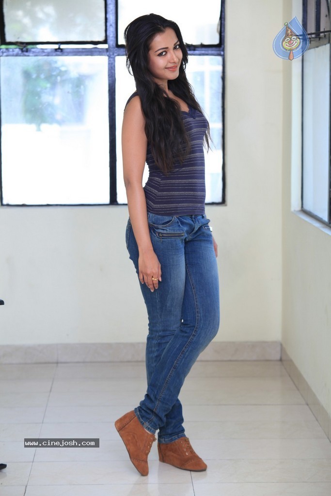 Catherine Tresa New Pics - 72 / 127 photos