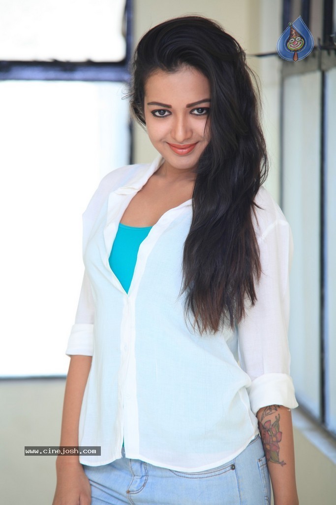Catherine Tresa New Pics - 119 / 127 photos