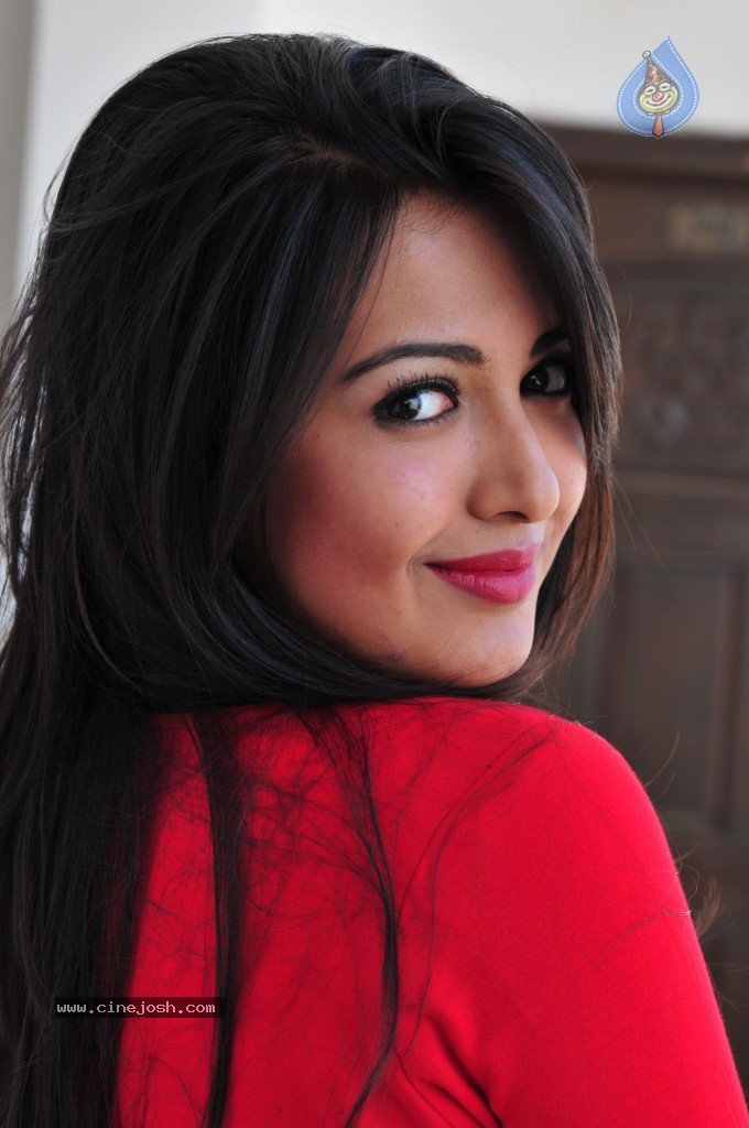 Catherine Tresa New Pics - 84 / 96 photos