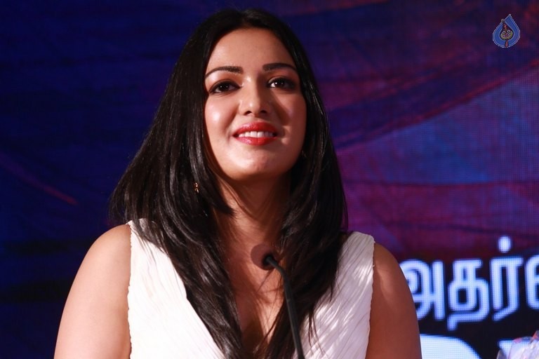 Catherine Tresa New Pics - 22 / 40 photos