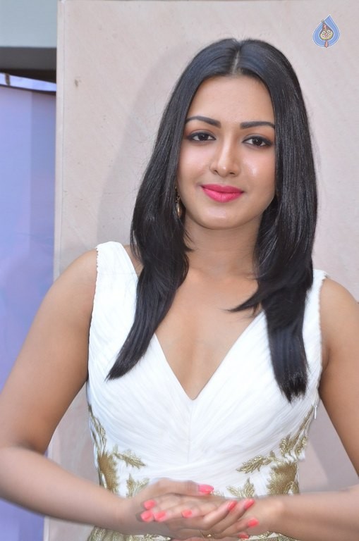 Catherine Tresa New Pics - 23 / 40 photos