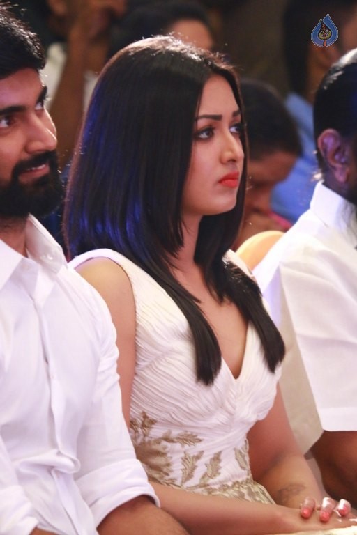 Catherine Tresa New Pics - 27 / 40 photos