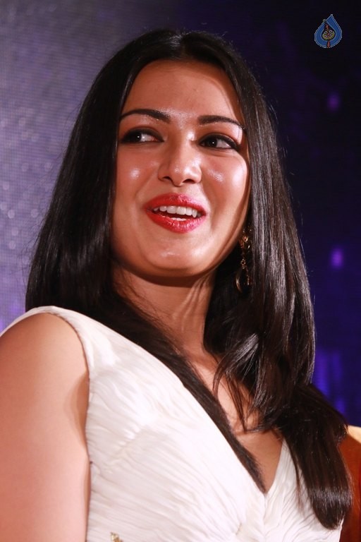 Catherine Tresa New Pics - 36 / 40 photos