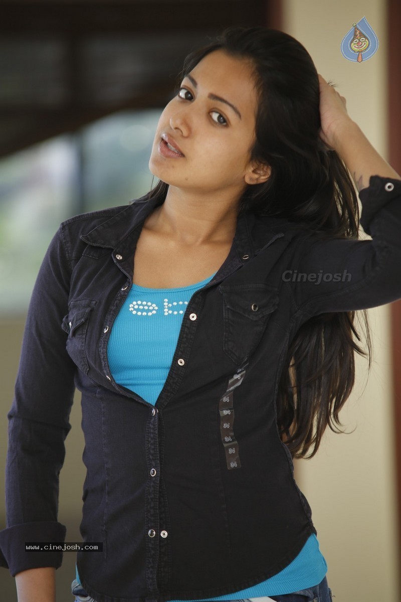 Catherine Tresa New Pics - 9 / 42 photos