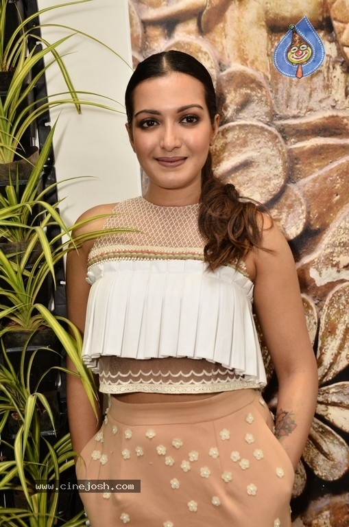 Catherine Tresa Photos - 5 / 21 photos