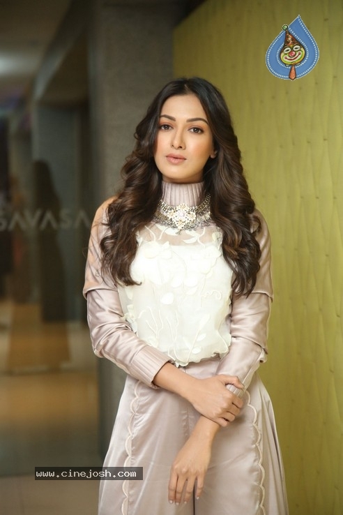 Catherine Tresa Photos - 32 / 42 photos