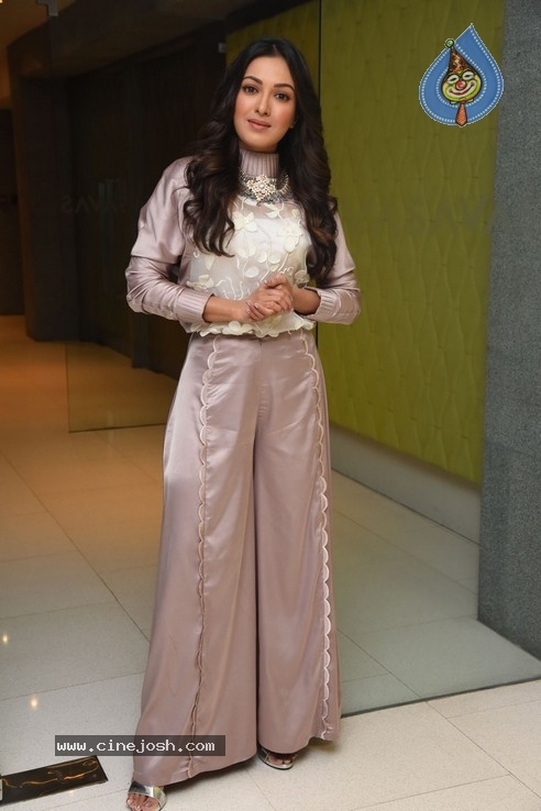 Catherine Tresa Photos - 36 / 42 photos