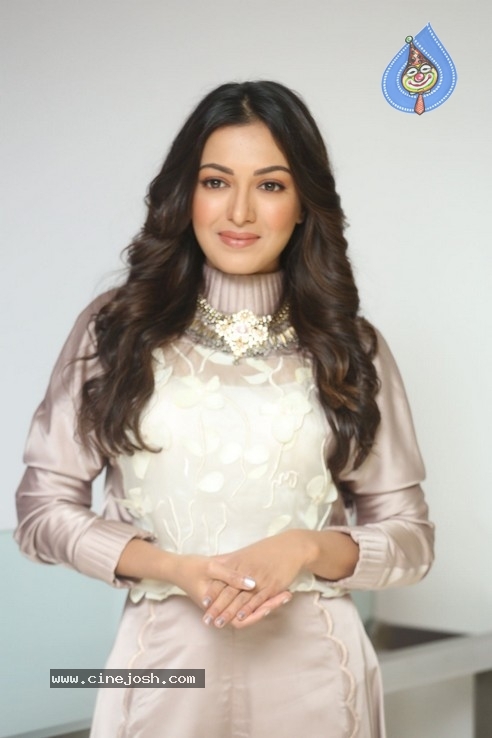 Catherine Tresa Photos - 39 / 42 photos