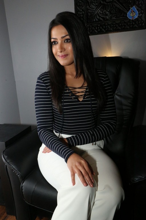 Catherine Tresa Photos - 34 / 41 photos