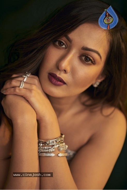 Catherine Tresa Stills - 1 / 4 photos