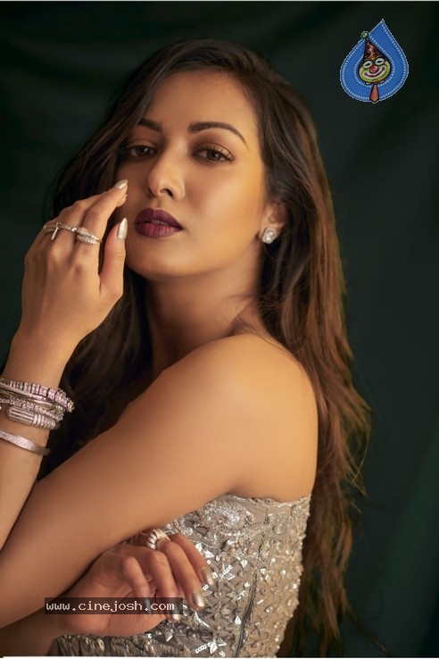 Catherine Tresa Stills - 2 / 4 photos