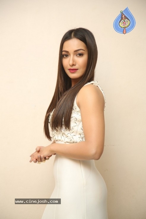 Catherine Tresa Stills - 7 / 34 photos