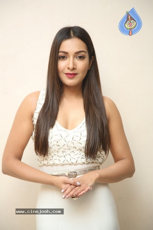 Catherine Tresa Stills - 8 / 34 photos