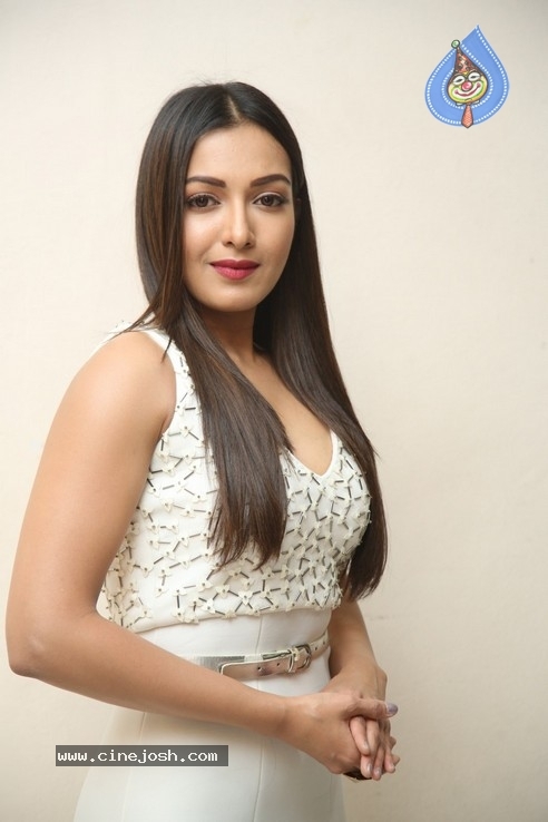 Catherine Tresa Stills - 19 / 34 photos