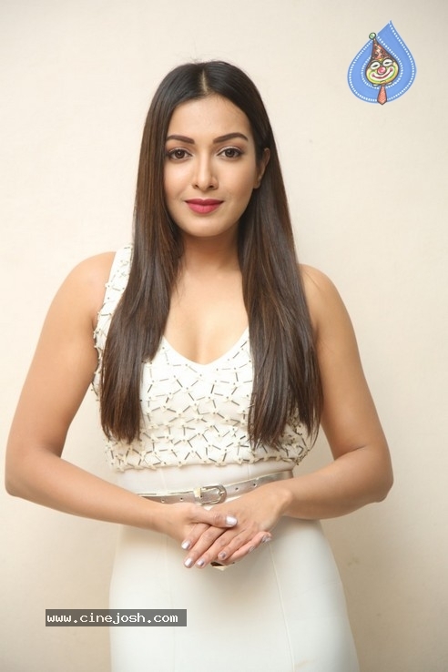 Catherine Tresa Stills - 20 / 34 photos