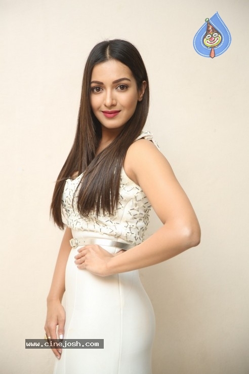 Catherine Tresa Stills - 26 / 34 photos